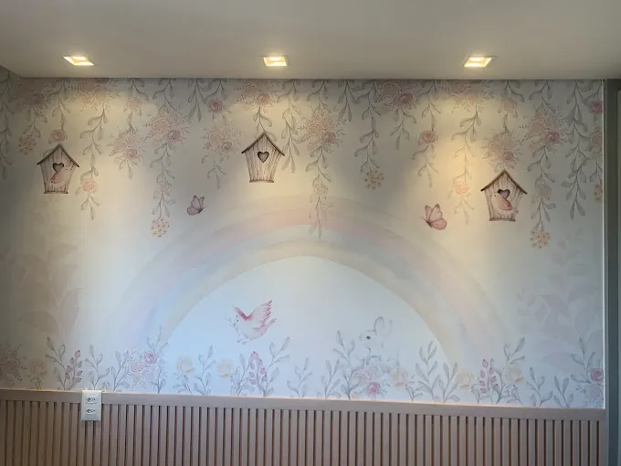 Quarto infantil com mural de papel de parede